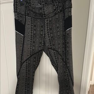 Athleta Black and Gray Patterned Leggings prisma stride Capri